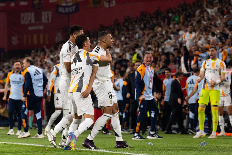 巴萨完胜中国,孔德点燃赛场 巴萨完胜中国,孔德点燃赛场